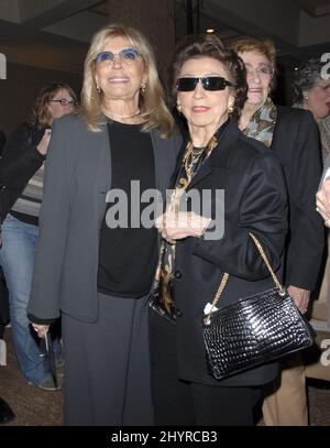 Nancy Sinatra und Nancy Barbato bei einer Vorschau auf Frank Sinatras US-Briefmarke im Beverly Hilton Hotel in Los Angeles. Stockfoto