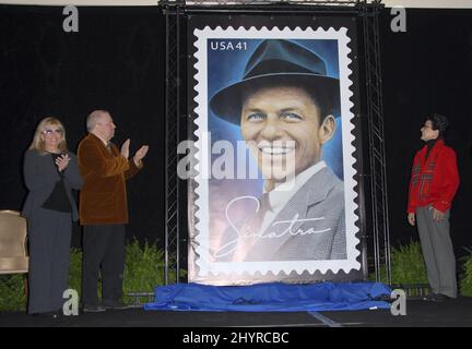 Frank Sinatra Jr., Nancy Sinatra und Tina Sinatra bei einer Vorschau von Frank Sinatras US-Briefmarke im Beverly Hilton Hotel in Los Angeles. Stockfoto