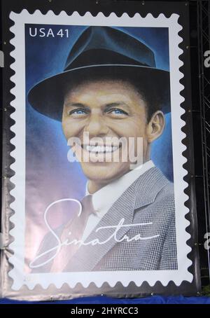 Eine Vorschau auf Frank Sinatras US-Briefmarke im Beverly Hilton Hotel in Los Angeles. Stockfoto