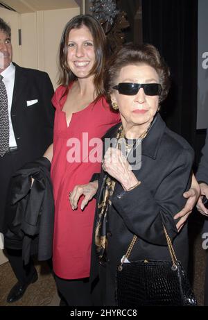 Nancy Barbato und Amanda Lambert bei einer Vorschau auf Frank Sinatras US-Briefmarke im Beverly Hilton Hotel in Los Angeles. Stockfoto