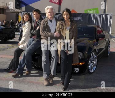 Justin Bruening, Deanna Russo, Bruce Davidson und Sydney Tamiia Poitier von der Knight Rider Cast präsentieren einen maßgeschneiderten KITT Mustang in den NBC Studios, Los Angeles Stockfoto