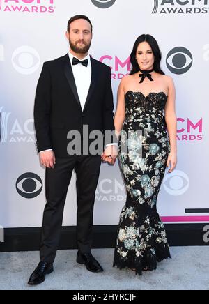 FILE PHOTO: Kacey Musgrave und Ruston Kelly scheiden sich nach fast drei Jahren Ehe. 2. April 2017 Las Vegas, NV. Ruston Kelly und Kacey Musgrave 52. Academy of Country Music Awards in der T-Mobile Arena Stockfoto