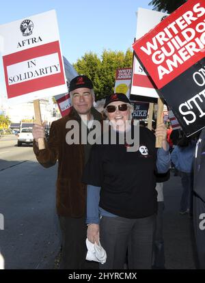 Ian Buchanan und Susan Flannery treten der WGA-Streiklinie in den CBS Studios, Los Angeles, USA, bei Stockfoto