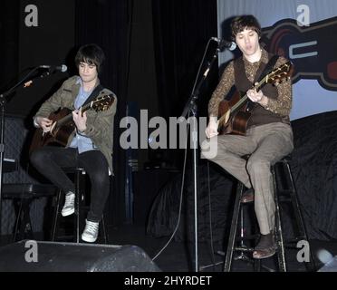 Ryan Ross und Brendon Urie, Pete Wentz, Mark Hoppus und Panic! Bei der Disko-Sonderankündigung und der intimen Aufführung im American Honda Motor. Stockfoto