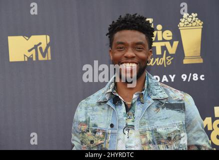 DATEI FOTO: Black Panther Schauspieler Chadwick Boseman ist nach einem vierjährigen Kampf mit Darmkrebs gestorben, sagte seine Familie in einer Erklärung. Chadwick Boseman bei der Ankunft bei den MTV Movie & TV Awards 2018, die am 16. Juni 2018 in Santa Monica, CA, bei Barker Hanger verliehen wurden. Stockfoto