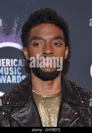 DATEI FOTO: Black Panther Schauspieler Chadwick Boseman ist nach einem vierjährigen Kampf mit Darmkrebs gestorben, sagte seine Familie in einer Erklärung. Chadwick Boseman bei den American Music Awards 2019, die am 24. November 2019 im Microsoft Theatre in Los Angeles, CA, verliehen wurden. -Arroyo/AFF-USA.com Stockfoto