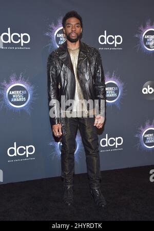 DATEI FOTO: Black Panther Schauspieler Chadwick Boseman ist nach einem vierjährigen Kampf mit Darmkrebs gestorben, sagte seine Familie in einer Erklärung. Chadwick Boseman bei den American Music Awards 2019, die am 24. November 2019 im Microsoft Theatre in Los Angeles, CA, verliehen wurden. -Arroyo/AFF-USA.com Stockfoto