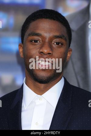 DATEI FOTO: Black Panther Schauspieler Chadwick Boseman ist nach einem vierjährigen Kampf mit Darmkrebs gestorben, sagte seine Familie in einer Erklärung. 7. April 2014 Westwood, Ca. Chadwick Boseman „Draft Day“, Los Angeles, Premiere im Regency Bruin Theater Stockfoto