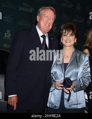 Datei-Foto vom 23/09/02 von Schauspielerin Suzanne Pleshette und Ehemann Tom Poston bei der Teilnahme am „Jaguar Tribute to Style on Rodeo Drive“ in Beverly Hills. Die amerikanische Schauspielerin Suzanne Pleshette starb am Abend des 19. Januar 2008 im Alter von 70 Jahren an Atemversagen in ihrem Haus in Los Angeles. Stockfoto