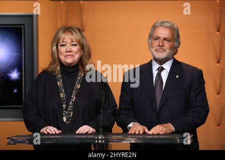 Die Präsidentin der Academy of Motion Picture Arts and Sciences, Sid Ganis, und die Schauspielerin Kathy Bates geben die Nominierten für die Academy Awards 80. in Beverly Hills, CA, bekannt. Stockfoto