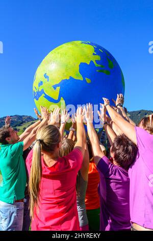 Tragen wir die Welt auf unseren Händen Stockfoto