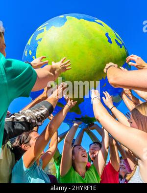 Tragen wir die Welt auf unseren Händen Stockfoto