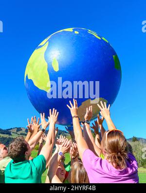 Tragen wir die Welt auf unseren Händen Stockfoto