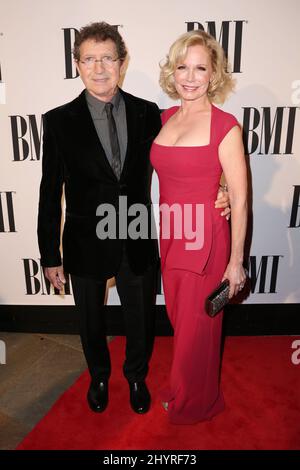 Der Singer-Songwriter Mac Davis ist nach einer Herzoperation in Nashville, TN, kritisch befingt 3. November 2015 Nashville, TN. Mac Davis und Lise Gerard 63. jährliche BMI-Länderpreise bei BMI Stockfoto