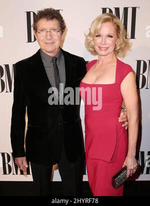 Der Singer-Songwriter Mac Davis ist nach einer Herzoperation in Nashville, TN, kritisch befingt 3. November 2015 Nashville, TN. Mac Davis und Lise Gerard 63. jährliche BMI-Länderpreise bei BMI Stockfoto