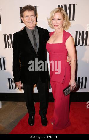 Der Singer-Songwriter Mac Davis ist nach einer Herzoperation in Nashville, TN, kritisch befingt 3. November 2015 Nashville, TN. Mac Davis und Lise Gerard 63. jährliche BMI-Länderpreise bei BMI Stockfoto