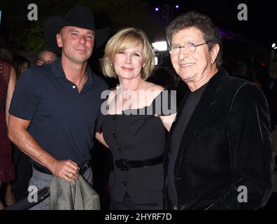 Der Singer-Songwriter Mac Davis ist nach einer Herzoperation in Nashville, TN, kritisch befingt 1. November 2016 Nashville, TN. Kenny Chesney, Mac Davis und Frau Lise Gerard BMI feiern mit den Annual Country Awards 64. die außergewöhnliche Songwriting-Karriere von Kenny Chesney, indem sie ihm den BMI President's Award überreichen und den Country Songwriter ehren, Lied und Herausgeber des Jahres und grüßen die Autoren und Herausgeber der 50 meistgespielten Lieder aus dem BMI-Länderkatalog, die in den Büros der Music Row des BMI aufgeführt wurden. Stockfoto