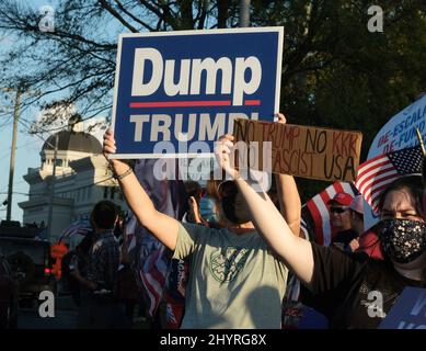 Anhänger und Demonstranten des Präsidenten vor der Belmont University, wo die zweite und letzte Präsidentschaftsdebatte am 22. Oktober 2020 in Nashville, TN, stattfinden wird. Stockfoto