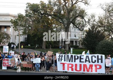 Anhänger und Demonstranten des Präsidenten vor der Belmont University, wo die zweite und letzte Präsidentschaftsdebatte am 22. Oktober 2020 in Nashville, TN, stattfinden wird. Stockfoto