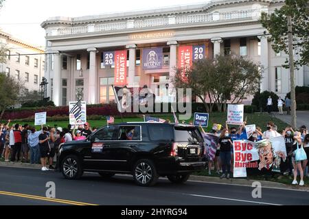 Anhänger und Demonstranten des Präsidenten vor der Belmont University, wo die zweite und letzte Präsidentschaftsdebatte am 22. Oktober 2020 in Nashville, TN, stattfinden wird. Stockfoto