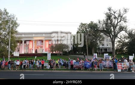 Anhänger und Demonstranten des Präsidenten vor der Belmont University, wo die zweite und letzte Präsidentschaftsdebatte am 22. Oktober 2020 in Nashville, TN, stattfinden wird. Stockfoto