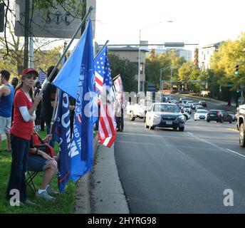 Anhänger und Demonstranten des Präsidenten vor der Belmont University, wo die zweite und letzte Präsidentschaftsdebatte am 22. Oktober 2020 in Nashville, TN, stattfinden wird. Stockfoto