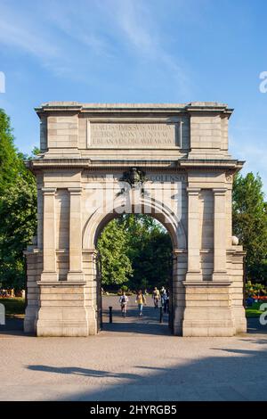 Der Fusiliers' Arch ist ein Denkmal, das Teil des Eingangs zur Grafton Street zum St Stephen's Green Park in Dublin, Irland, ist. Errichtet im Jahr 1907, es Stockfoto