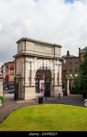 Der Fusiliers' Arch ist ein Denkmal, das Teil des Eingangs zur Grafton Street zum St Stephen's Green Park in Dublin, Irland, ist. Errichtet im Jahr 1907, es Stockfoto