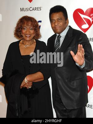 Die Country-Legende Charley Pride starb am Samstag, den 12. Dezember 2020, in Dallas, Texas, an Komplikationen von Covid-19 im Alter von 86 Jahren. 9. Februar 2007 Los Angeles, Ca. Charley Pride und Frau Rozene 2007 MusiCares ehrt Don Henley im Los Angeles Convention Center Stockfoto