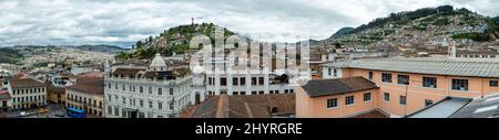 Panoramablick auf Quito vom Glockenturm der Iglesia de San Francisco, Quito, Ecuador. Stockfoto