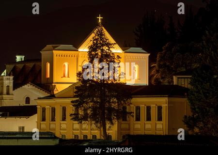 Blick auf Santuario Cat – lico de El SE – oder de la Justicia – Parroquia San Sebasti‡bei Nacht, Quito, Ecuador. Stockfoto