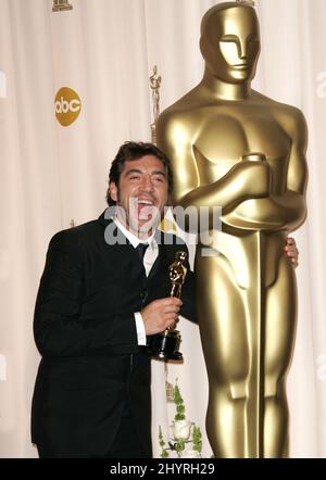 Javier Bardem erhielt die Auszeichnung als bester Nebendarsteller für No Country for Old Men bei den 80. Academy Awards (Oscars) im Kodak Theatre, Los Angeles. Stockfoto