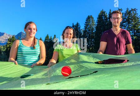 Tragen wir die Welt auf unseren Händen Stockfoto