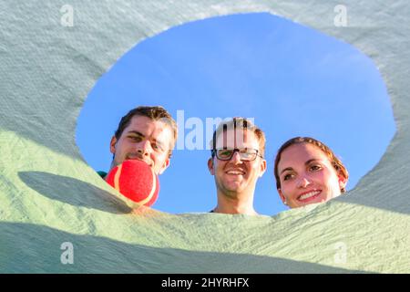 Tragen wir die Welt auf unseren Händen Stockfoto