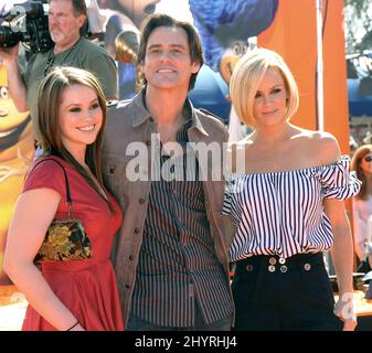 Jim Carrey, Tochter Jane Carrey und Jenny McCarthy bei der Premiere von „Horton Hears A Who“ im Mann Village Theatre in Westwood, Kalifornien. Stockfoto