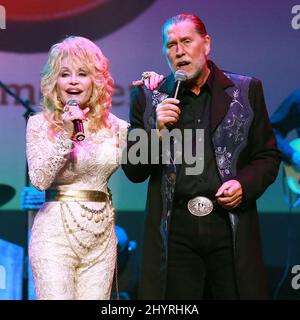 Randy Parton, der amerikanische Singer-Songwriter, Schauspieler und Geschäftsmann, der Bruder von Dolly Parton, starb am 21. Januar 2021 im Alter von 67 Jahren in Pigeon Forge, TN, an Krebs. ( KEINE US-BOULEVARDBLÄTTER) 1. Mai 2015 Pigeon Forge, TN. Dolly Parton und Randy Parton Dollywood feiern zum 30.. Geburtstag im Dollywood's Celebrity Theatre Stockfoto