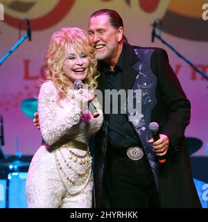 Randy Parton, der amerikanische Singer-Songwriter, Schauspieler und Geschäftsmann, der Bruder von Dolly Parton, starb am 21. Januar 2021 im Alter von 67 Jahren in Pigeon Forge, TN, an Krebs. ( KEINE US-BOULEVARDBLÄTTER) 1. Mai 2015 Pigeon Forge, TN. Dolly Parton und Randy Parton Dollywood feiern zum 30.. Geburtstag im Dollywood's Celebrity Theatre Stockfoto