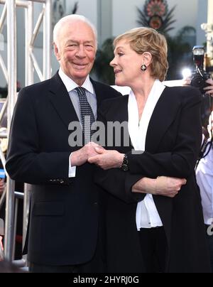 FILE PHOTO: Christopher Plummer, der in Kanada geborene Schauspieler, der in The Sound of Music spielte, starb am Freitagmorgen in seinem Haus in Connecticut. Er war 91 Jahre alt. 26. März 2015 Hollywood, Ca. Christopher Plummer und Julie Andrews die 50.-jährige Vorführung von „The Sound of Music“ wurde als Eröffnungsgala des TCM Classic Film Festivals 2015 im TCL Chinese Theatre Chase Rollins / AFF-USA.COM präsentiert Stockfoto