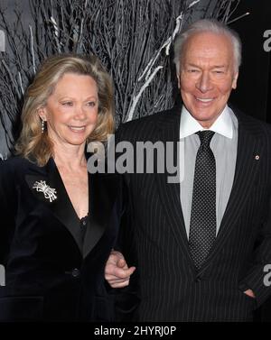 FILE PHOTO: Christopher Plummer, der in Kanada geborene Schauspieler, der in The Sound of Music spielte, starb am Freitagmorgen in seinem Haus in Connecticut. Er war 91 Jahre alt. 14. Dezember 2011 New York City, NY Elaine Taylor und Christopher Plummer 'The Girl with the Dragon Tattoo' New York Premiere im Ziegfeld Theater Steven Bergman / AFF-USA.COM Stockfoto