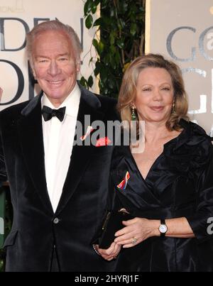 FILE PHOTO: Christopher Plummer, der in Kanada geborene Schauspieler, der in The Sound of Music spielte, starb am Freitagmorgen in seinem Haus in Connecticut. Er war 91 Jahre alt. 17. Januar 2010 Beverly Hills, Ca. Christopher Plummer und seine Frau Elaine Taylor haben die jährlichen Golden Globe Awards 67. im Beverly Hilton Hotel verliehen Stockfoto