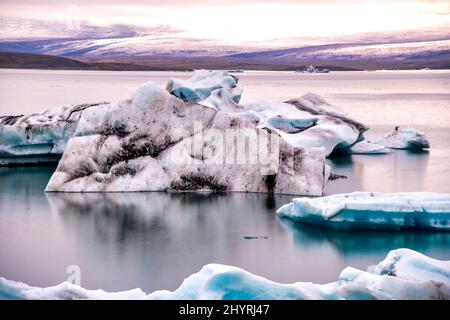 Jokulsarlon See mit Eisbergen in der Nacht, Island. Ansicht mit langer Belichtung. Stockfoto