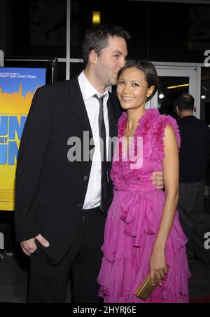 Thandie Newton und ihr Mann Ol Parker nahmen an der Premiere von „Run Fatboy Run“ in Los Angeles Teil. Stockfoto