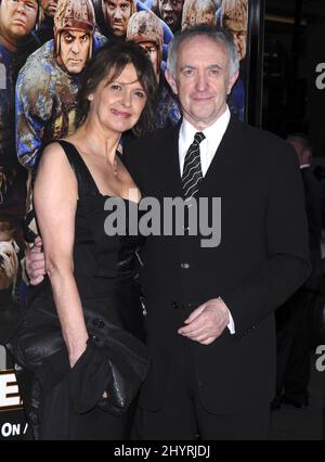 Jonathan Pryce und Kate Fahy besuchen die Weltpremiere der Leatherheads im Grauman's Chinese Theatre, Hollywood Stockfoto