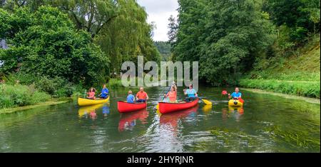 Mehrere Leute machen eine Kanutour auf dem idyllischen Fluss Pegnitz in franken Stockfoto