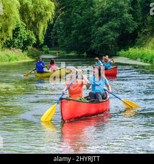 Mehrere Leute machen eine Kanutour auf dem idyllischen Fluss Pegnitz in franken Stockfoto