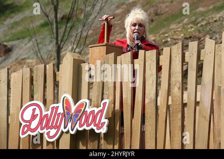 Dolly Parton bei der jährlichen Eröffnung von Dollywood 23. und der Enthüllung von „River Battle“, der neuen Wasserabenteuer-Fahrt in Dollywood, Pigeon Forge, Tennessee. Stockfoto