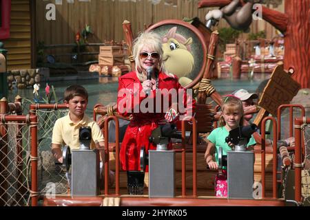 Dolly Parton bei der jährlichen Eröffnung von Dollywood 23. und der Enthüllung von „River Battle“, der neuen Wasserabenteuer-Fahrt in Dollywood, Pigeon Forge, Tennessee. Stockfoto