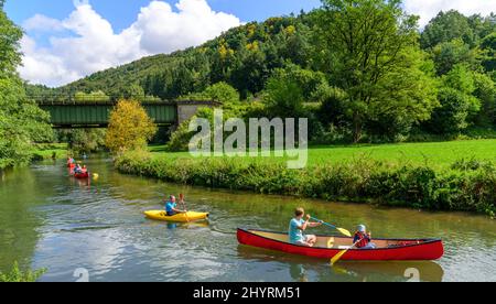 Mehrere Leute machen eine Kanutour auf dem idyllischen Fluss Pegnitz in franken Stockfoto