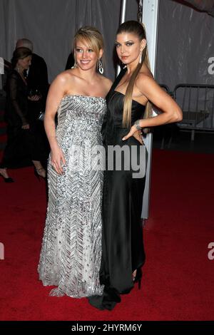 Hilary Duff und Fergie kommen bei der Costume Institute Gala im Metropolitan Museum in New York City an. Stockfoto