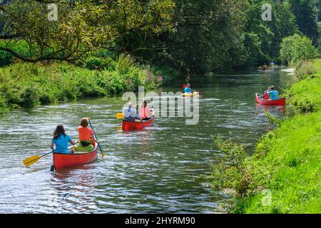 Mehrere Leute machen eine Kanutour auf dem idyllischen Fluss Pegnitz in franken Stockfoto